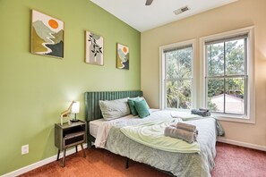 2 bedrooms, desk, iron/ironing board, travel crib - Stylish 2BR Minutes to Downtown - Prime Location (Savannah)