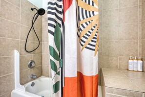 Hair dryer, towels, soap, shampoo - Stylish 2BR Minutes to Downtown - Prime Location (Savannah)