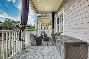 Terrace/patio - Stylish 2BR Minutes to Downtown - Prime Location (Savannah)