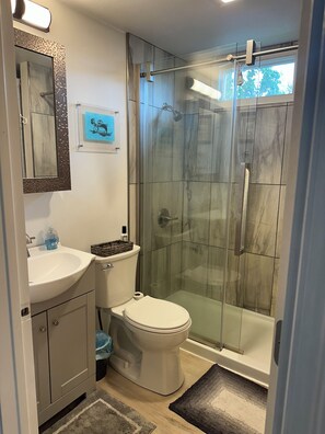 Hårføner, håndklær, såpe og toalettpapir