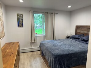 1 bedroom, desk, iron/ironing board, WiFi