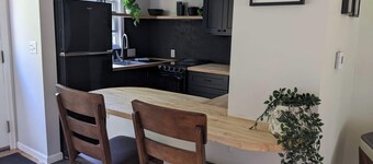 Fantastic 2-bedroom townhome, 2 blocks from Michigan Stadium!