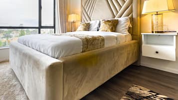Deluxe Studio, 1 King Bed, Ensuite, City View | Blackout curtains, iron/ironing board, free WiFi, bed sheets