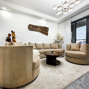 Deluxe-Apartment, Balkon, Poolblick | Wohnbereich | 55-Zoll-Plasmafernseher mit Digitalempfang, Netflix, Streaming-Dienste