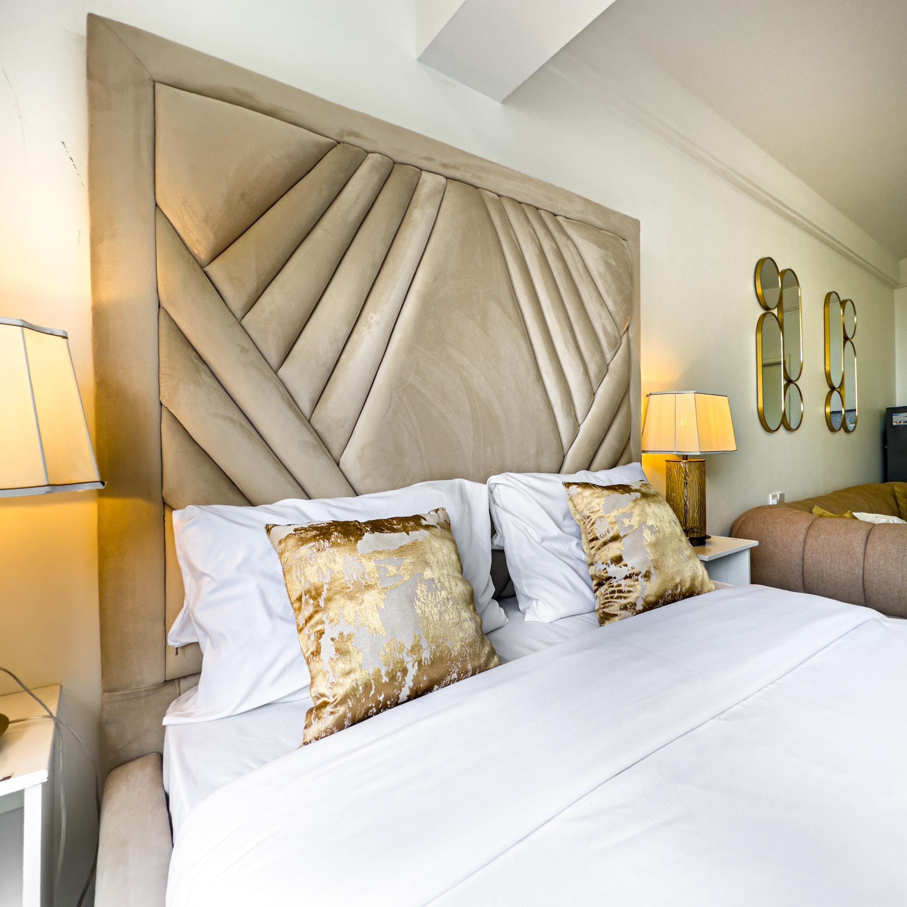 Deluxe Studio, 1 King Bed, Ensuite, City View | Blackout drapes, iron/ironing board, free WiFi, bed sheets