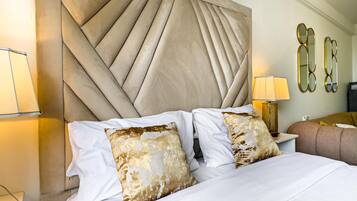 Deluxe studio, 1 kingsize bed, en-suite badkamer, uitzicht op stad | Verduisterende gordijnen, een strijkplank/strijkijzer, gratis wifi