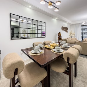 Deluxe-Apartment, Balkon, Poolblick | Essbereich im Zimmer