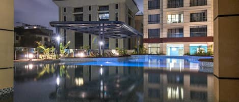 Una piscina al aire libre