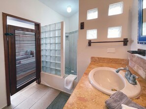 Shower, hair dryer, towels, soap - SEA CLIFF, 4-bedroom Economical, Oceanfront House, Isla Mujeres (Isla Mujeres)