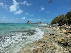 Ligstoelen aan het strand, strandlakens