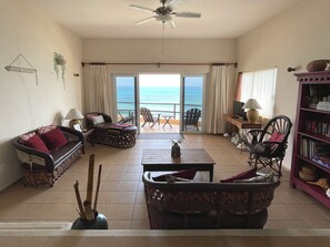 Een smart-tv en boeken