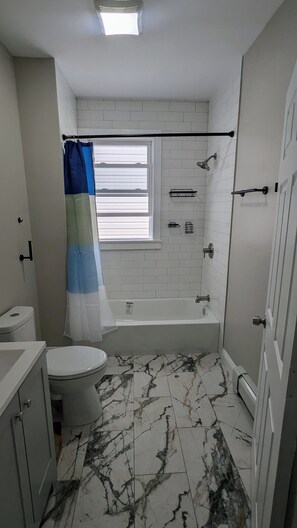 SĂšche-cheveux, serviettes fournies, savon, papier toilette