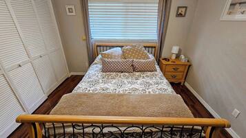 4 bedrooms, desk, travel crib, WiFi