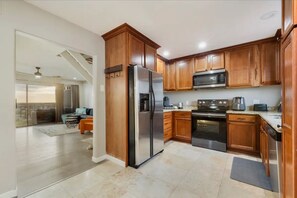 Fridge, microwave, oven, stovetop - Modern Cliff Top Condo "The Lookout" (Phoenix)