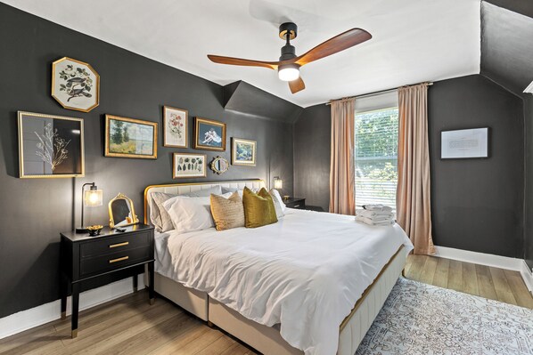 5 bedrooms, iron/ironing board, WiFi, bed sheets