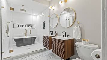 Een douche, een haardroger, een bidet, handdoeken