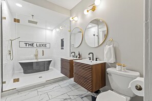 Regadera, secadora de cabello, bidet, toallas 