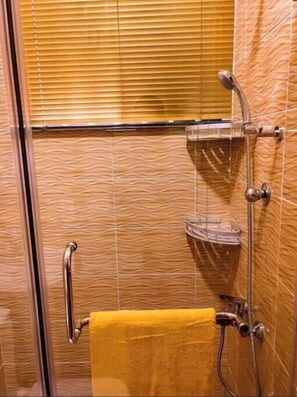 Bathroom - modern apartment in Accra, with free wi-fi, (Lashibi)