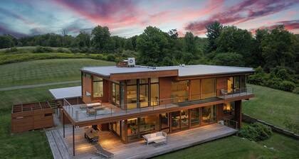 Hillsdale Lakeside / Lake Access, Balcony & BBQ