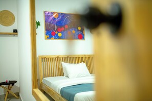 Màn/rèm cản sáng, bàn ủi/dụng cụ ủi quần áo 
