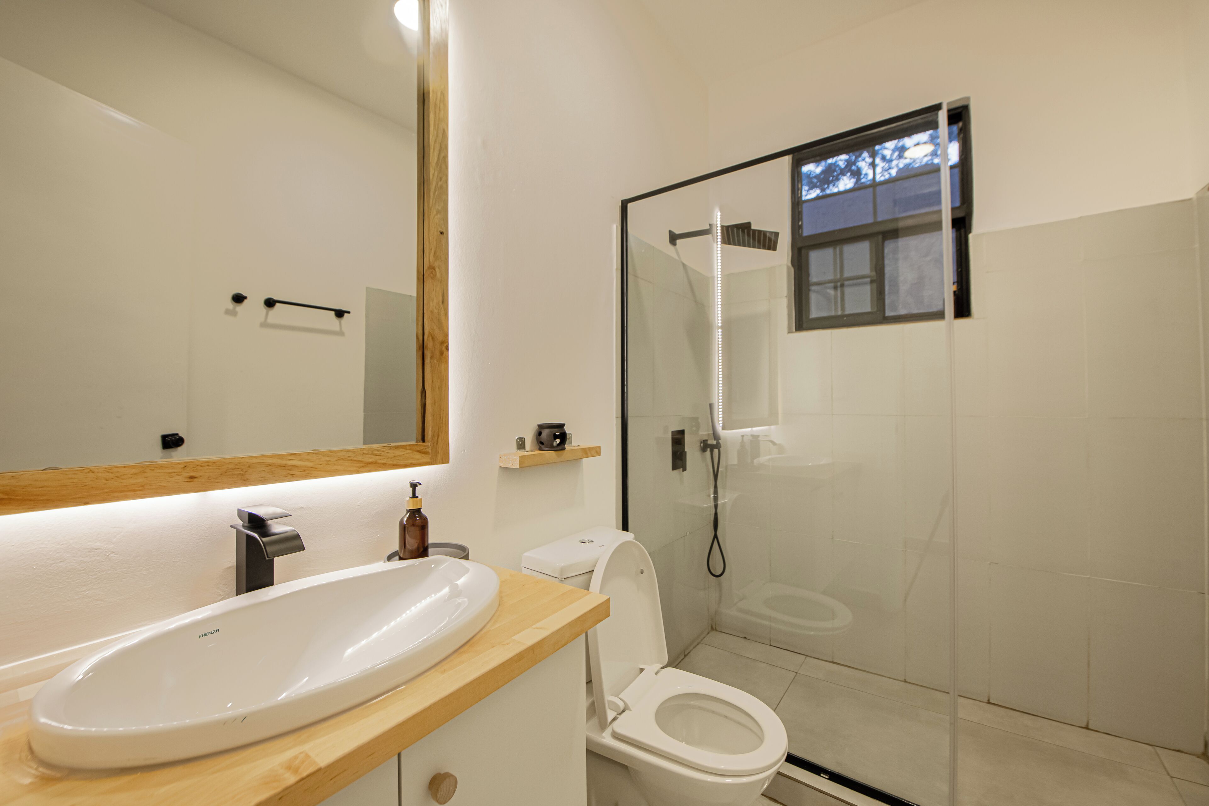 Casa, patio | Baño | Ducha, albornoces, zapatillas y toallas