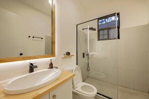 Casa, patio | Baño | Regadera, batas, pantuflas, toallas 