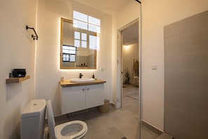 Dusche, Bademäntel, Hausschuhe, Handtücher