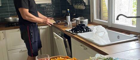 Kjøleskap, ovn, kokeplater og oppvaskmaskin