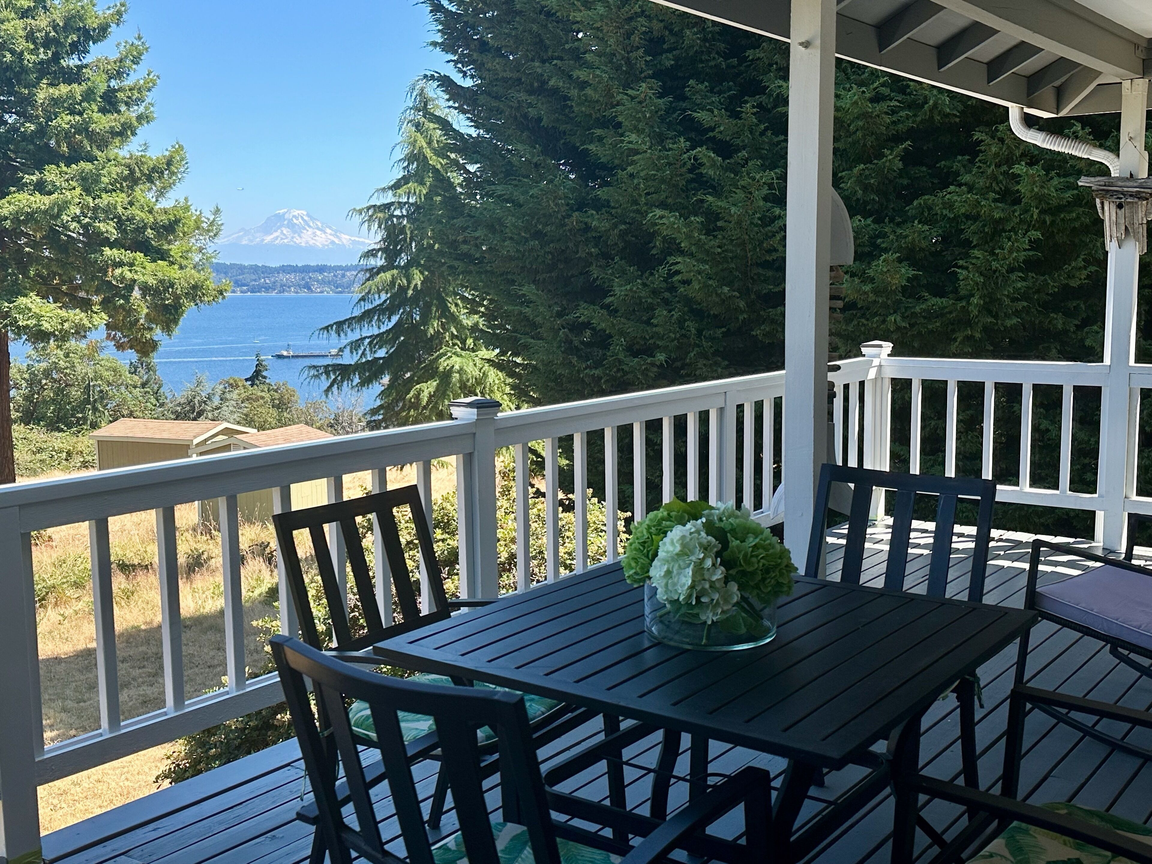 Vashon Island Paradise: Mountain Views & Beach Access