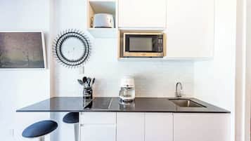 Fridge, microwave, stovetop, coffee/tea maker