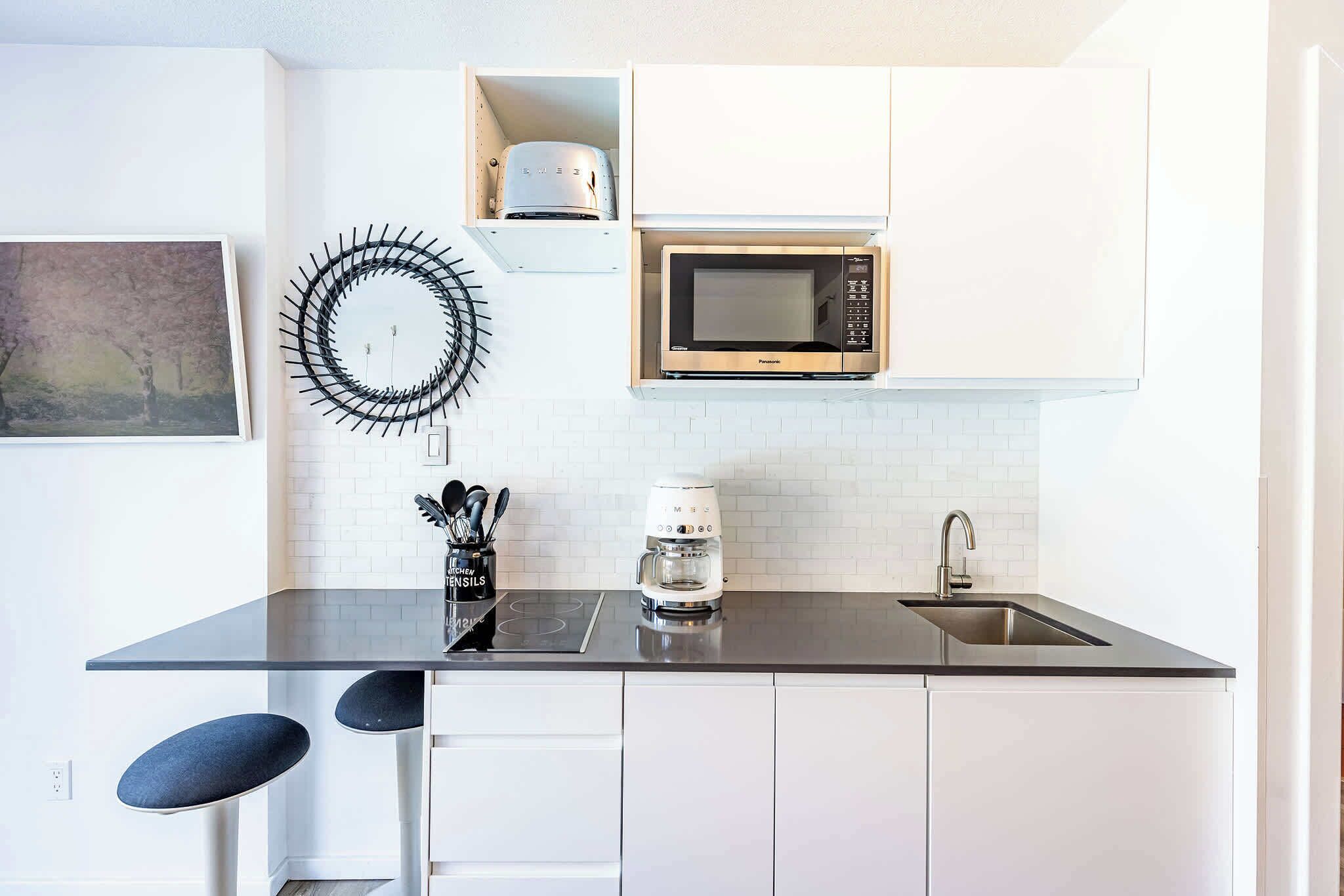 Réfrigérateur, micro-ondes, plaque de cuisson, cafetière/bouilloire