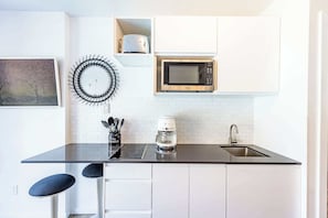 Kühlschrank, Mikrowelle, Herdplatte, Wasserkocher mit Kaffee-/Teezubehör