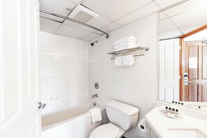 Chuveiro, secador de cabelo, toalhas de banho 