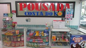 Een winkel met een groot bord waarop 