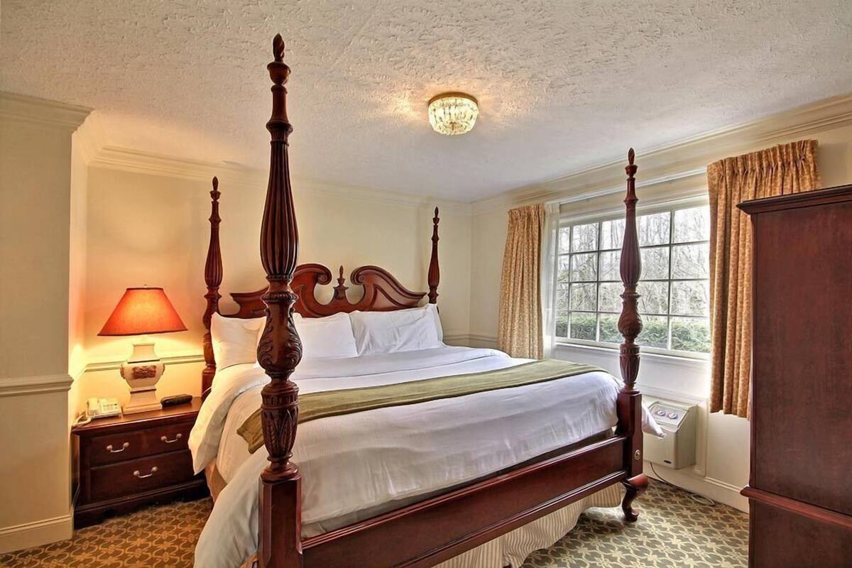 King Fireplace Suite in Highlands Bldg | 免費無線上網、床單