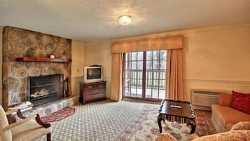 King Fireplace Suite in Highlands Bldg | Área de estar