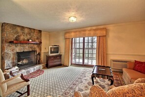 King Fireplace Suite in Highlands Bldg | Area soggiorno