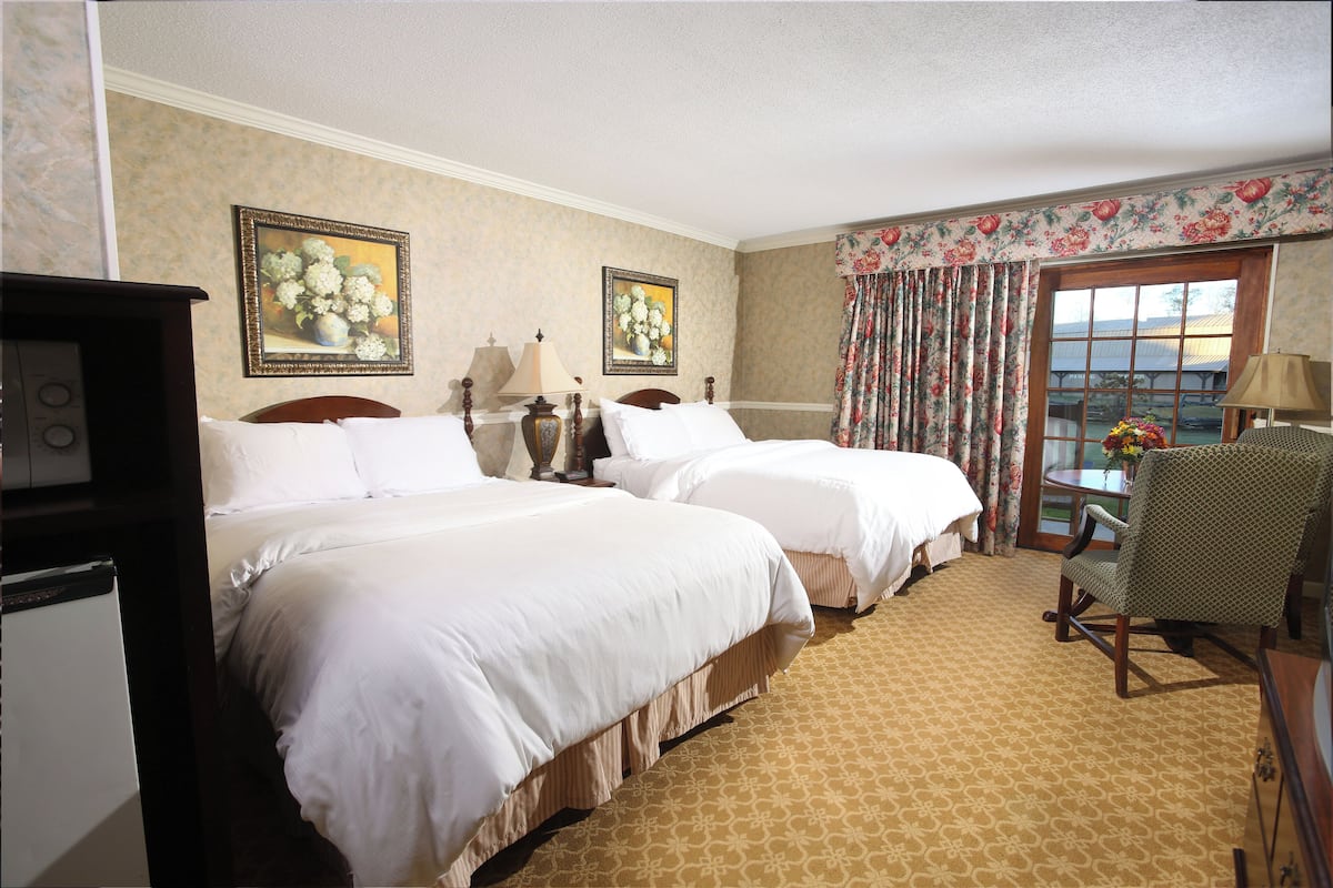 Deluxe Double Queen in Meadows Bldg | 免费 WiFi