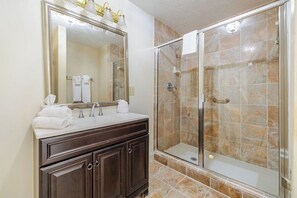 Een haardroger, handdoeken, zeep, shampoo