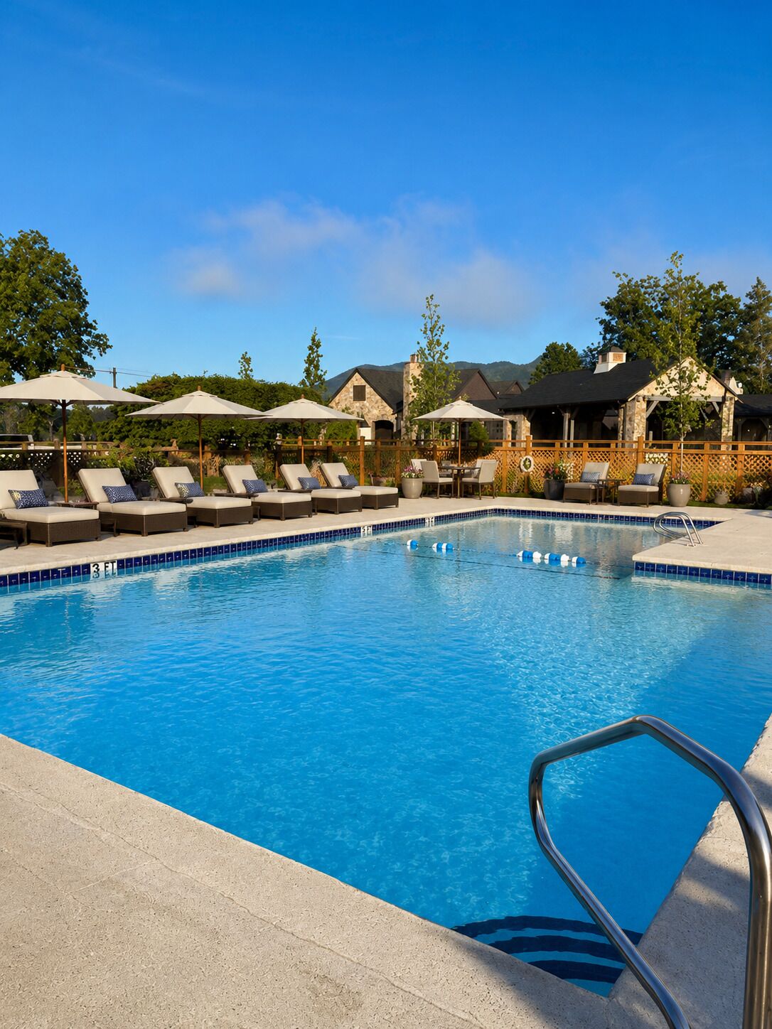 Piscina externa sazonal, funciona das 9h às 21h, guarda-sóis
