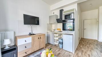 Refrigerador, microondas, horno y cafetera y tetera