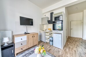 Kylskåp, mikrovågsugn, ugn och kaffe- och tebryggare