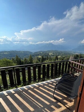 Ein Balkon mit Blick auf eine Berglandschaft.