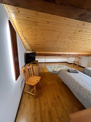2 chambres, lit de bébé portatif, Wi-Fi, literie fournie