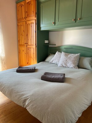 2 bedrooms, travel crib, WiFi, bed sheets - The view apartment on the dolomites (Nevegal)
