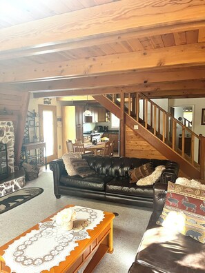 Smart TV, fireplace - Sandbox Chalet-Cozy 3 Bedroom Cabin w/Deck & Views (Big Bear)