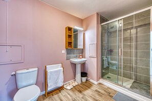 Een haardroger, handdoeken