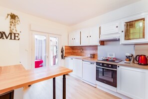 Fridge, microwave, oven, dishwasher - La Douce Occitane - Maison climatisée pour 6 (Carcassonne)