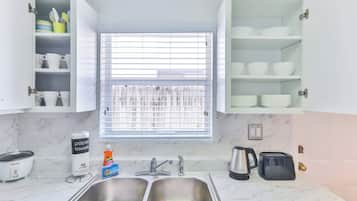 雪櫃、微波爐、焗爐、爐具