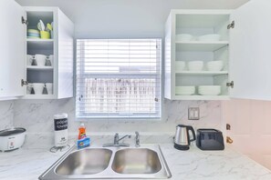 雪櫃、微波爐、焗爐、爐具